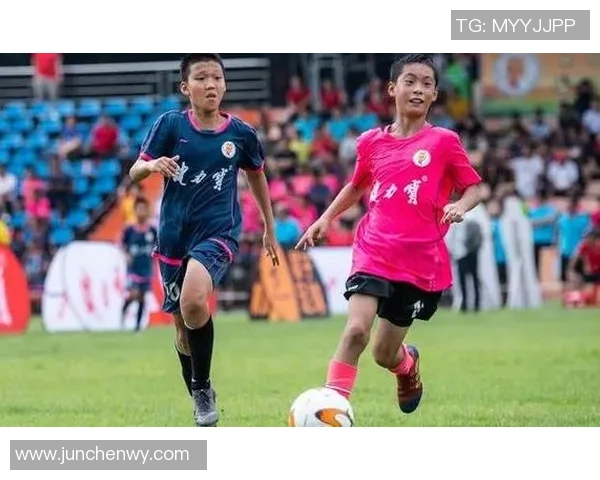 两小哥精彩模仿足球明星技艺引发热议展现青春活力与梦想追逐 两小哥精彩模仿足球明星技艺引发热议展现青春活力与梦想追逐